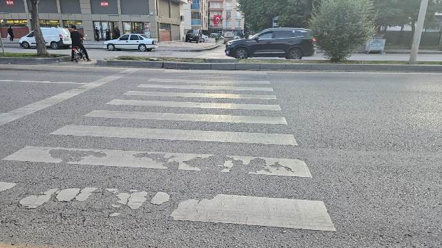 ABB Yaya Çizgilerini Çizmekten Aciz mi?